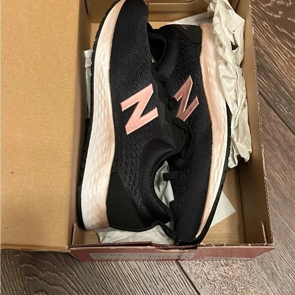 ***NWT******Girls New Balance sneakers‼️ - Picture 6 of 7
